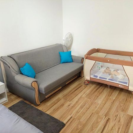 Aweshome City Apartment - 3 Bedrooms And Free Parking デブレツェン エクステリア 写真