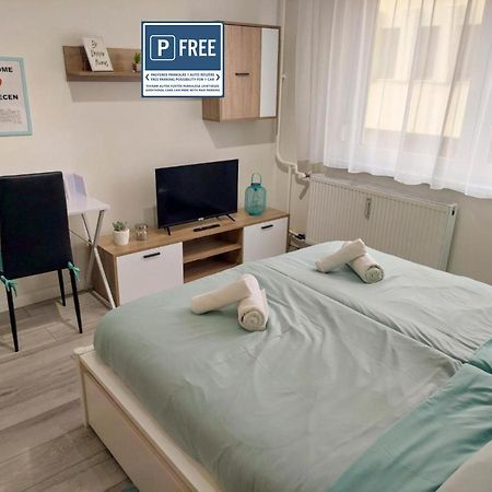 Aweshome City Apartment - 3 Bedrooms And Free Parking デブレツェン エクステリア 写真