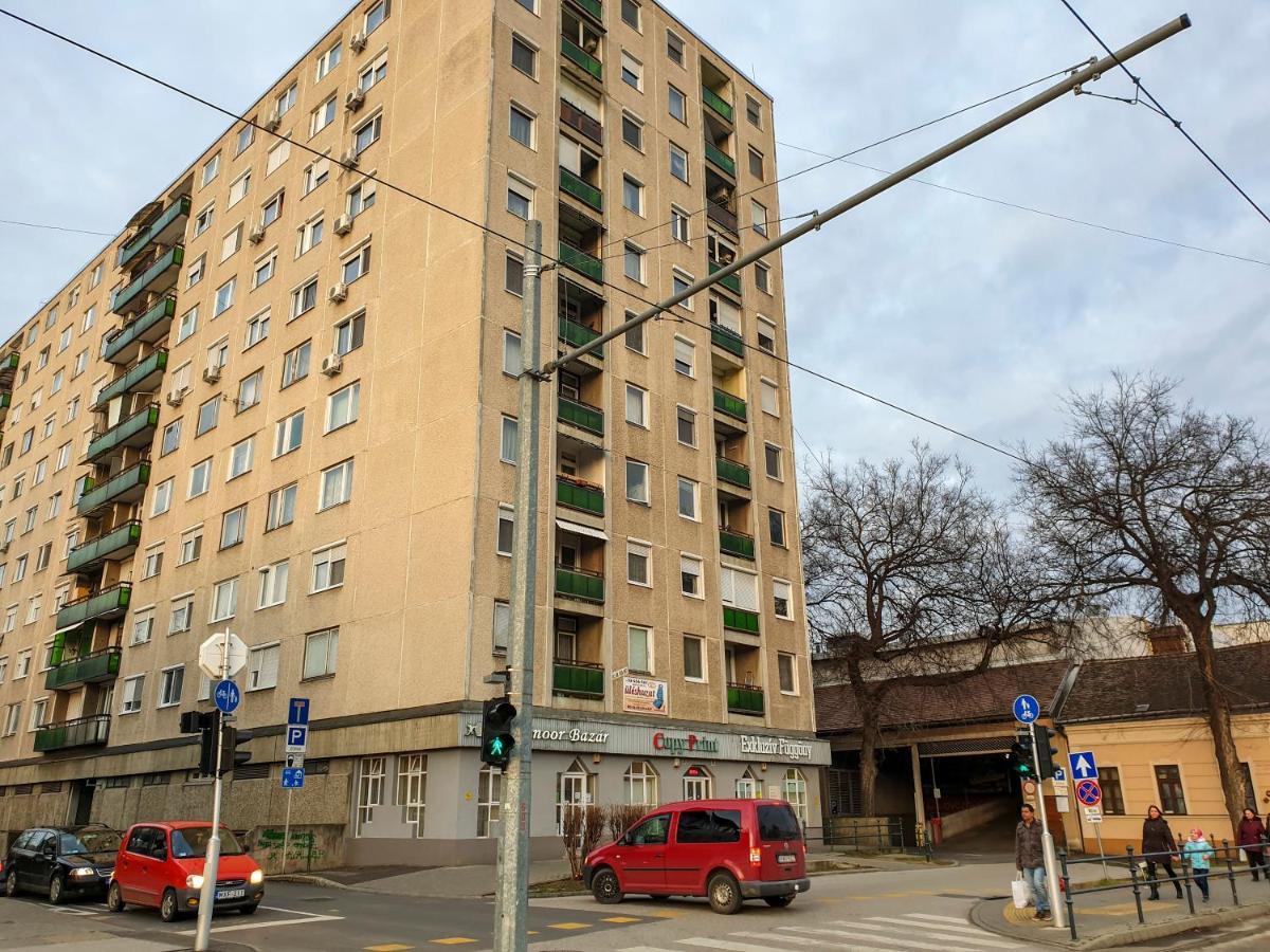 Aweshome City Apartment - 3 Bedrooms And Free Parking デブレツェン エクステリア 写真