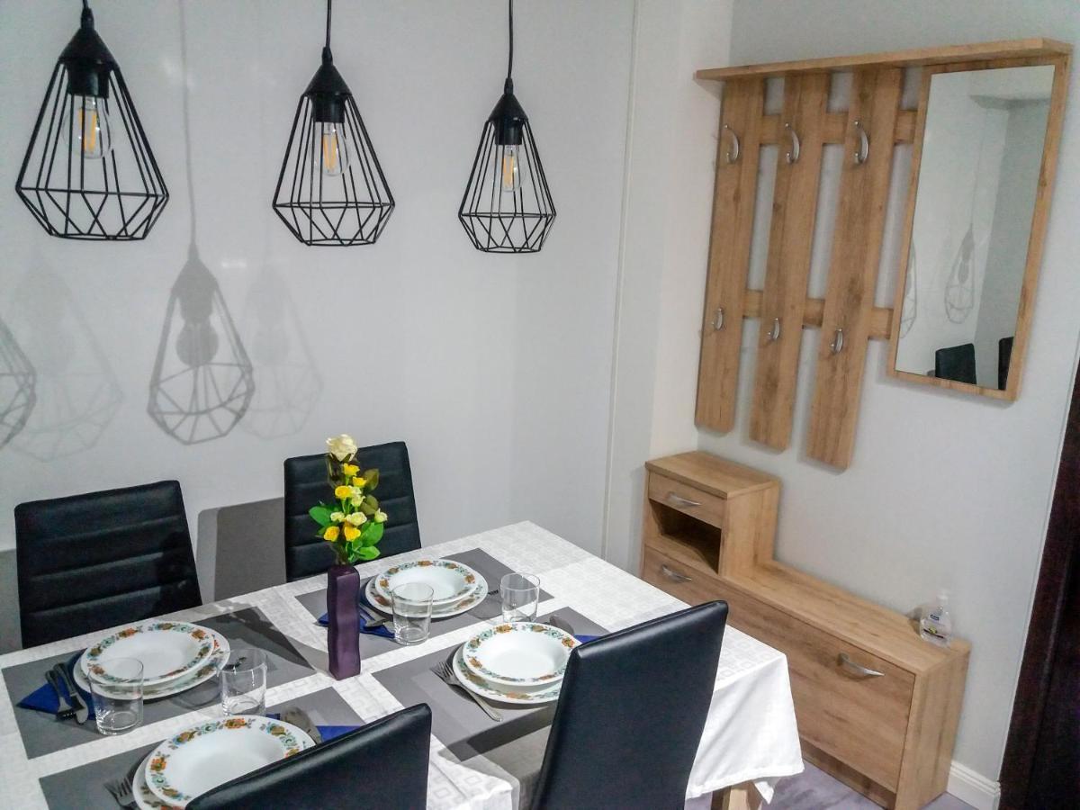 Aweshome City Apartment - 3 Bedrooms And Free Parking デブレツェン エクステリア 写真