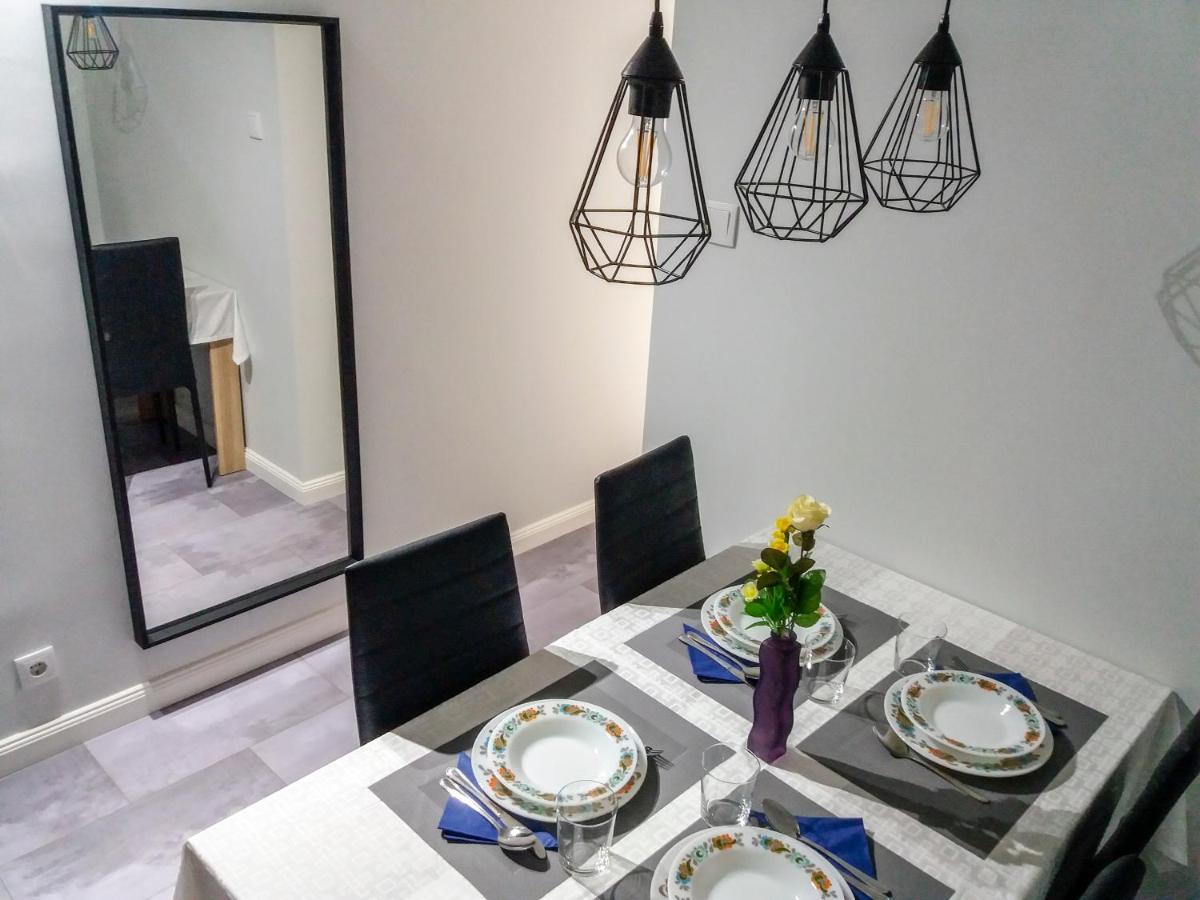 Aweshome City Apartment - 3 Bedrooms And Free Parking デブレツェン エクステリア 写真