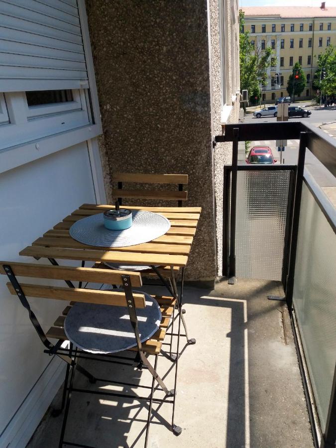Aweshome City Apartment - 3 Bedrooms And Free Parking デブレツェン エクステリア 写真