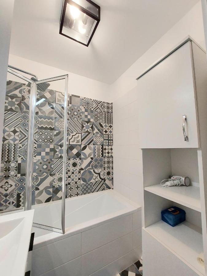 Aweshome City Apartment - 3 Bedrooms And Free Parking デブレツェン エクステリア 写真