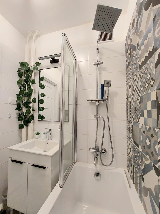 Aweshome City Apartment - 3 Bedrooms And Free Parking デブレツェン エクステリア 写真