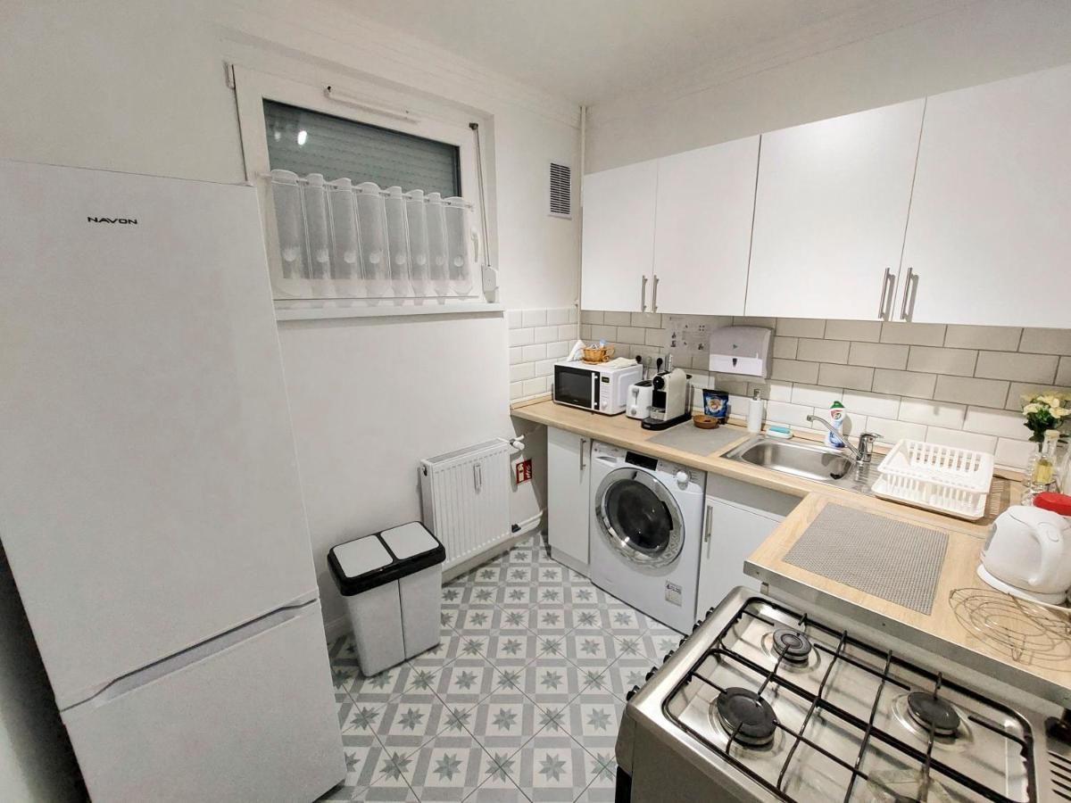 Aweshome City Apartment - 3 Bedrooms And Free Parking デブレツェン エクステリア 写真