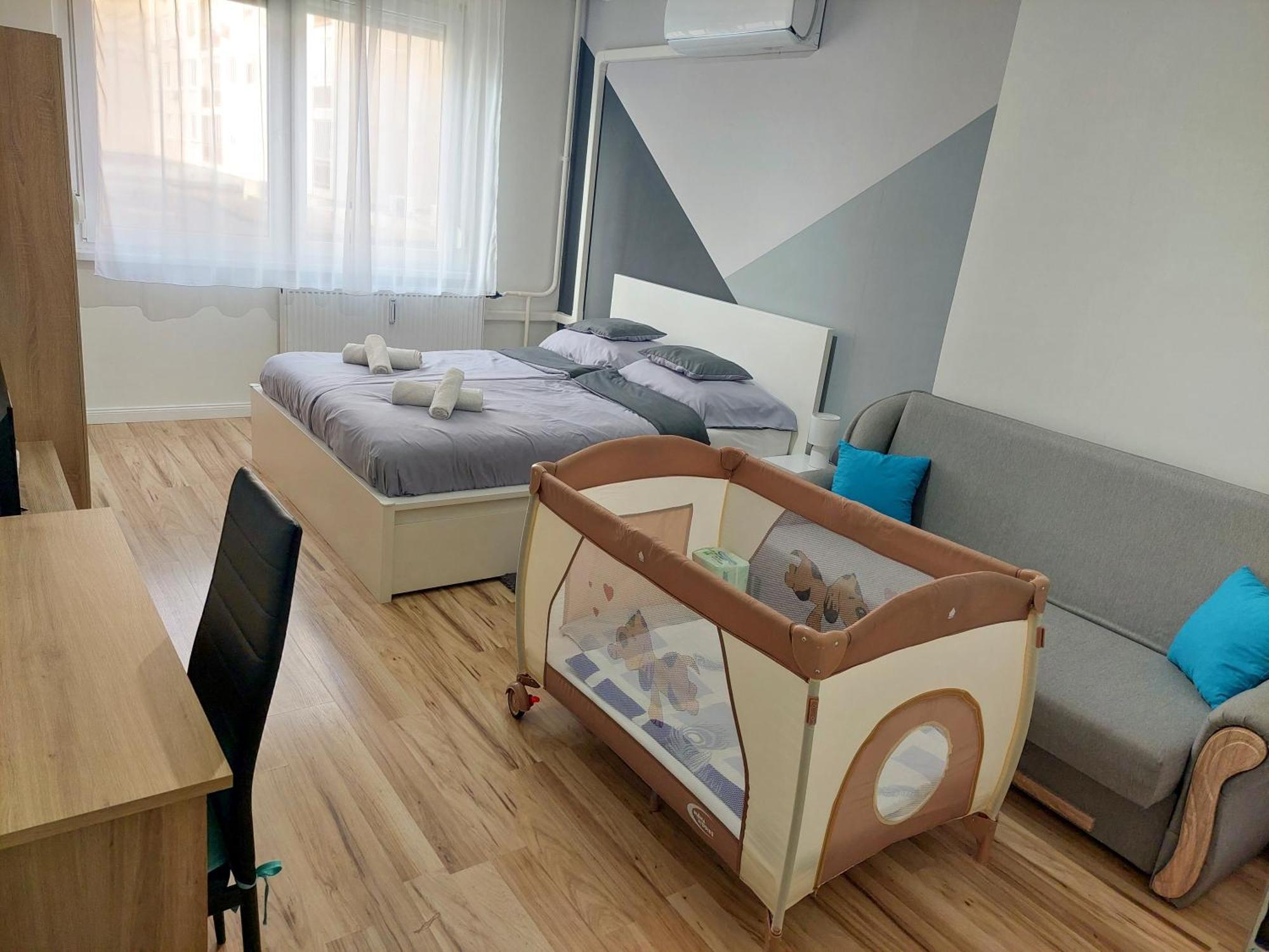 Aweshome City Apartment - 3 Bedrooms And Free Parking デブレツェン エクステリア 写真